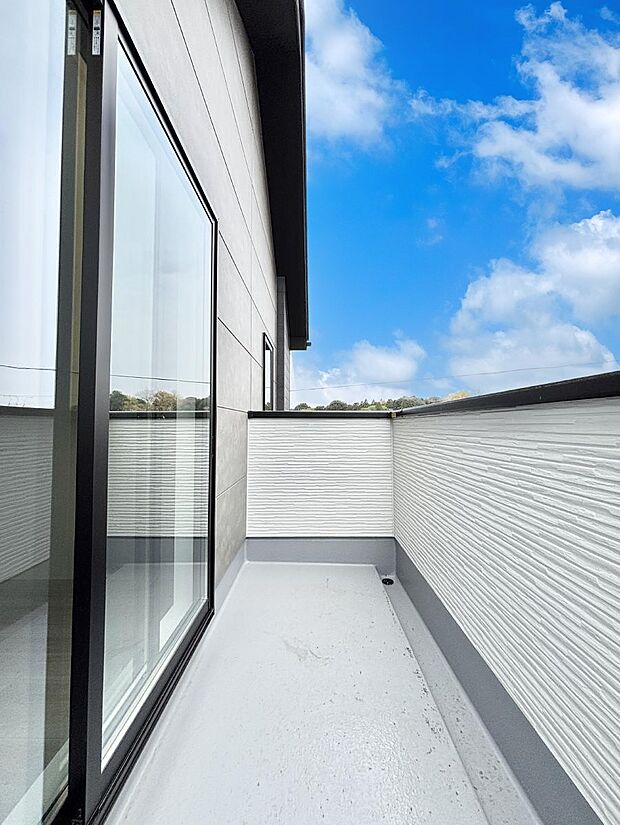 【バルコニー】◆1号棟◆～Balcony～ バルコニーは温かい陽がさしこみ、お布団や洗濯物を気持ちよく干すことができます。使いやすく開放的なバルコニーです♪陽ざしがたっぷり降り注ぐ、バルコニー付き住まい。 