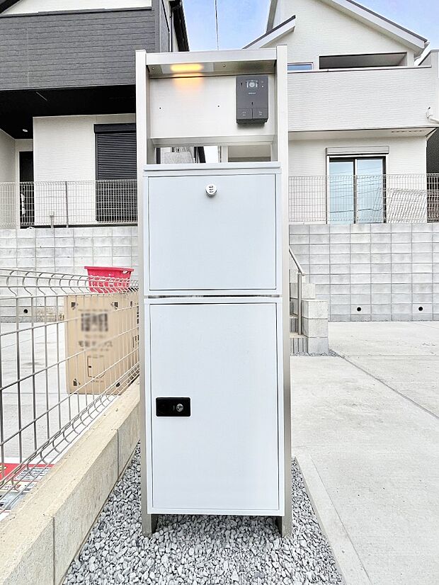 【その他現地】～Exterior～　表札・インターホン・ポスト・宅配ＢＯＸをひとつに集約。エントランスになじむシンプルデザイン。