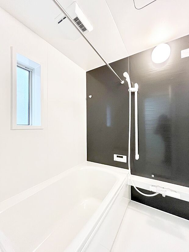 【浴室】◆2号棟◆～Bath Room～　足を伸ばして入浴することが可能！一日の疲れを癒す貴重なバスタイムです。お子様とご一緒でも十分な広さなので、リビングとは違った家族団欒のひと時をお楽しみいただけます。