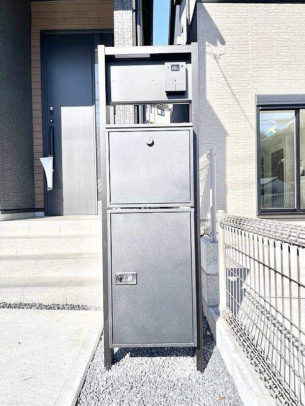 【その他現地】～Exterior～　表札・インターホン・ポスト・宅配ＢＯＸをひとつに集約。エントランスになじむシンプルデザイン。