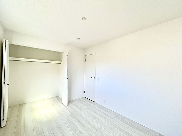 【寝室】～Bed Room～ 全居室には収納クローゼットを完備！普段使いのお洋服や小物はもちろん、季節物のお洋服などもしっかりと整理整頓おしまい頂けます。 居室空間を広く使用できますね。