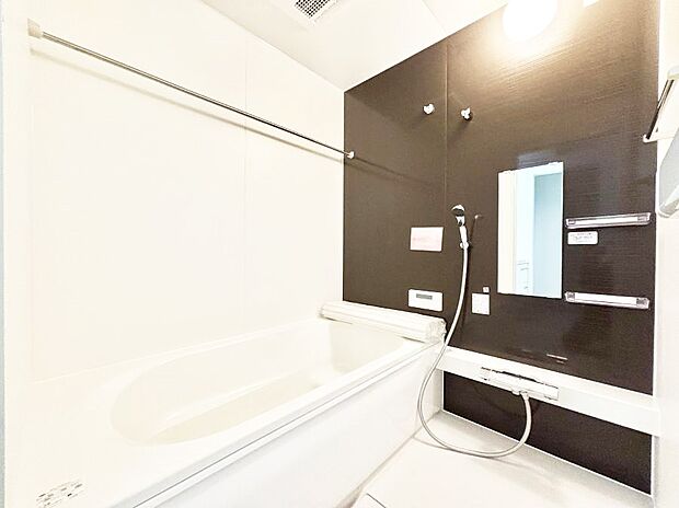 【浴室】～Bath Room～　落ち着いた雰囲気の浴室で明日に向けてリフレッシュ。浴室乾燥機能も付いているので隣の洗濯機置き場で洗い上がった洗濯物を、雨の日も天気を気にせず乾燥させることも可能です。