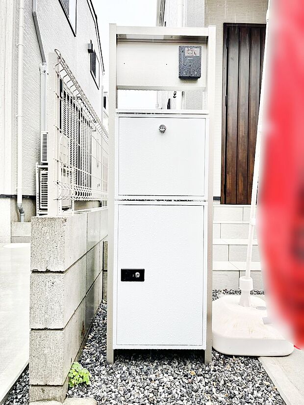 【その他現地】◆2-1号棟◆表札・インターホン・ポスト・宅配BOXをひとつに集約。エントランスになじむシンプルデザイン。