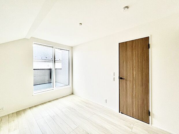 【寝室】◆2-1号棟◆~Bed Room~ マンションと違い部屋数が多いのが戸建てのメリットです。ご家族が増えたことで手狭に感じていた住まいも戸建てでは各居室プライバシーを保つことができます。