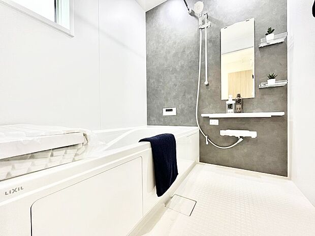 【浴室】◆2-1号棟◆~Bath Room~ 窓付きのバスルームは、採光もあり明るく気持ちの良い空間です。窓があることで、換気環境も良好。ゆったり寛げるバスルームで、毎日のバスタイムが楽しみになりそうです。