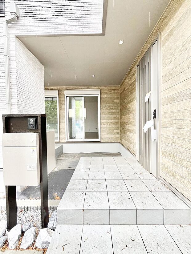 【玄関】～Entrance～　玄関は、お客さんをお迎えする場であり、家族が出入りする場でもあるので「おうちの顔」とも呼ばれる重要な場所！すっきりと明るく、いつでもお客様をお出迎えできるような設計をしました！