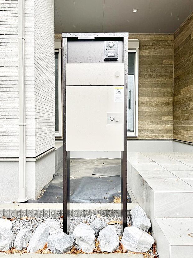 【その他現地】表札・インターホン・ポスト・宅配ＢＯＸをひとつに集約。エントランスになじむシンプルデザイン。