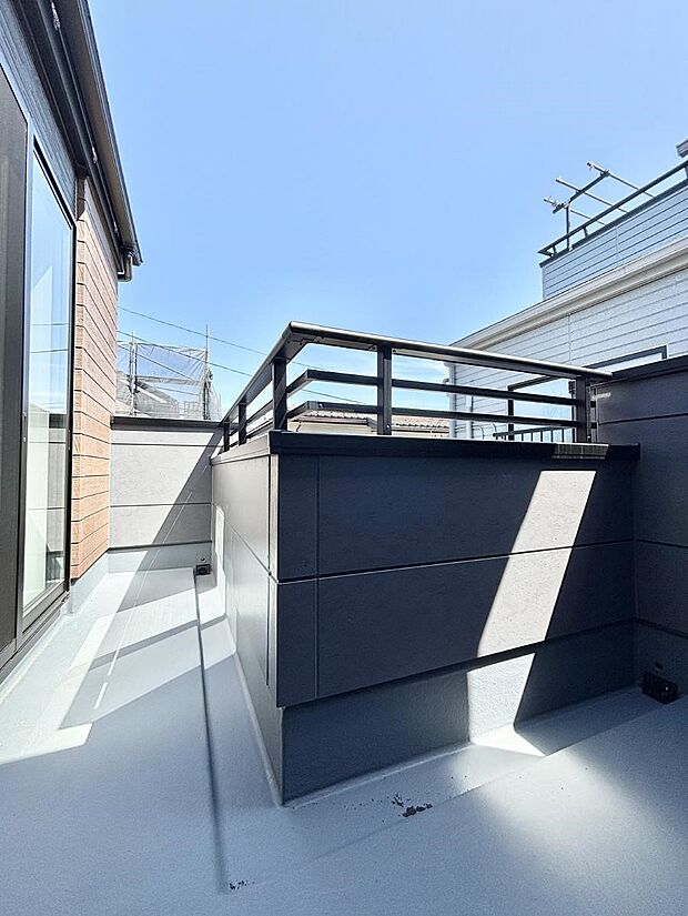 【バルコニー】~Balcony~ バルコニーは温かい陽がさしこみ、お布団や洗濯物を気持ちよく干すことができます。 使いやすく開放的なバルコニーです♪陽ざしがたっぷり降り注ぐ、バルコニー付き住まい。