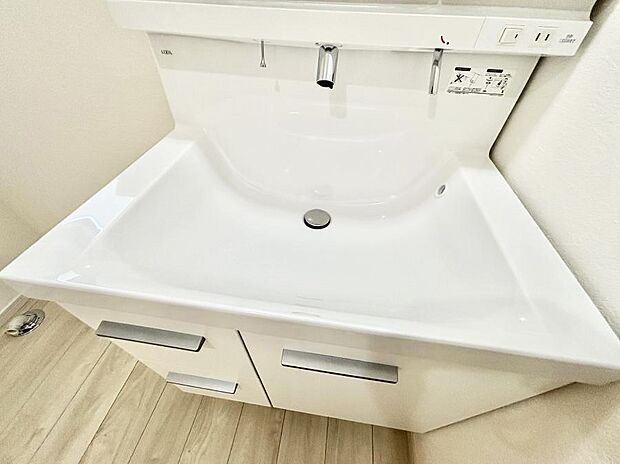 【その他設備(ハンドシャワー水栓)】ハンドシャワー付き!使いやすい洗面台。