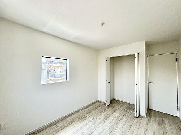 【寝室】~Bed Room~ 全居室には収納クローゼットを完備!普段使いのお洋服や小物はもちろん、季節物のお洋服などもしっかりと整理整頓おしまい頂けます。 居室空間を広く使用できますね。