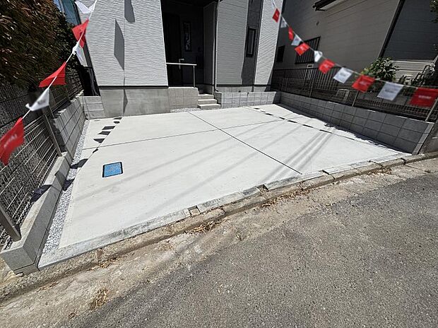 【駐車場】~Parking~ 駐車場2台置けます!(車種による)自転車置き場や物置場として、お子様の遊ぶスペースとして、ゆとりある敷地だからこそ可能な多用途にご利用いただけるスペースです。