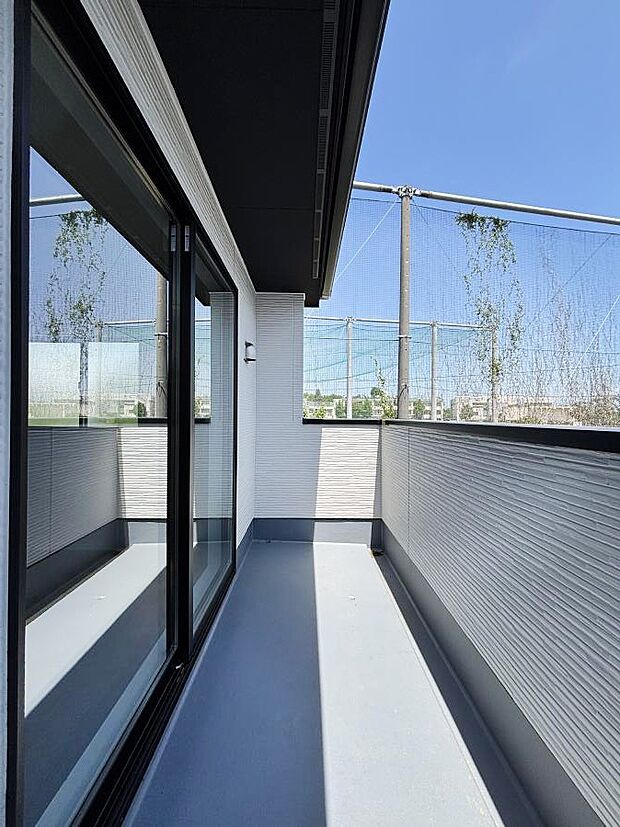 【バルコニー】~Balcony~ 大きな空に囲まれた気持ちのいい家。バルコニーを覗くだけで圧倒的な開放感に包まれます。バルコニーは陽がさしこみお布団や洗濯物を気持ちよく干すことができます。
