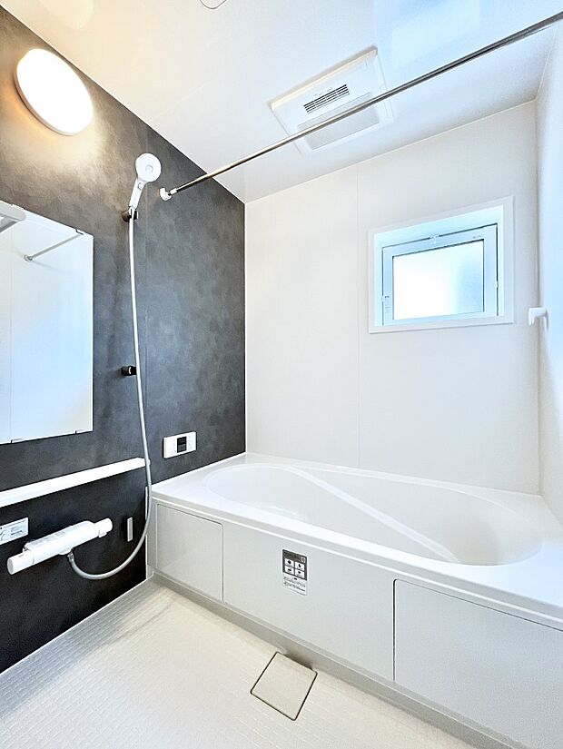 【浴室】~Bath Room~ 落ち着いた雰囲気の浴室で明日に向けてリフレッシュ。浴室乾燥機能も付いているので隣の洗濯機置き場で洗い上がった洗濯物を、雨の日も天気を気にせず乾燥させることも可能です。