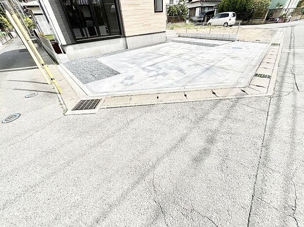 【駐車場】~Parking~ 駐車場2台置けます!(車種による)自転車置き場や物置場として、お子様の遊ぶスペースとして、ゆとりある敷地だからこそ可能な多用途にご利用いただけるスペースです。