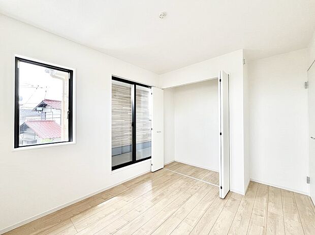 【寝室】~Bed Room~ 部屋数が多いのが戸建てのメリットです。ご家族が増えたことで手狭に感じていた住まいも戸建てでは各居室プライバシーを保つことができます。住まいにゆとりが生まれ心もリラックスできます♪