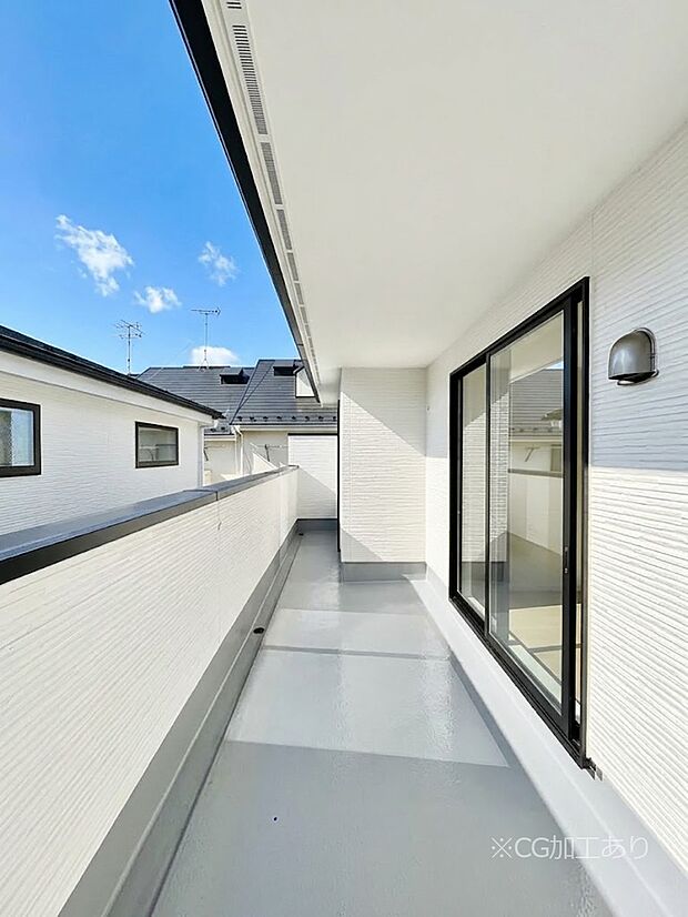 【バルコニー】◆1号棟◆~Balcony~ バルコニーは温かい陽がさしこみ、お布団や洗濯物を気持ちよく干すことができます。使いやすく開放的なバルコニーです♪陽ざしがたっぷり降り注ぐ、バルコニー付き住まい。