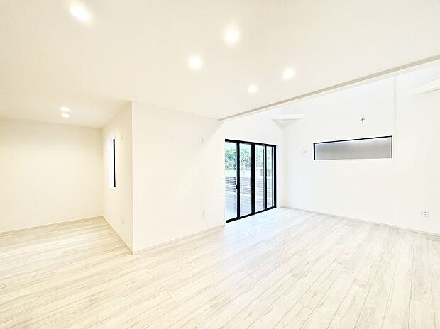 【ダイニング】◆1号棟◆~Living~ 豊かな陽光がこの場所を照らしだす。光溢れるこの空間はみんなの笑顔が集う場所、時を忘れ、つきることのないたわいもない会話を楽しむ時間、たくさんの思いが綴られる場所。