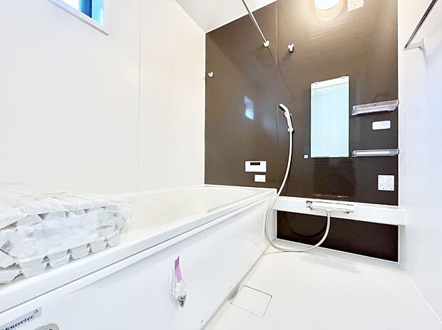 【浴室】◆1号棟◆~Bath Room~ 落ち着いた雰囲気の浴室で明日に向けてリフレッシュ。浴室乾燥機能も付いているので隣の洗濯機置き場で洗い上がった洗濯物を、雨の日も天気を気にせず乾燥させることも可能です。