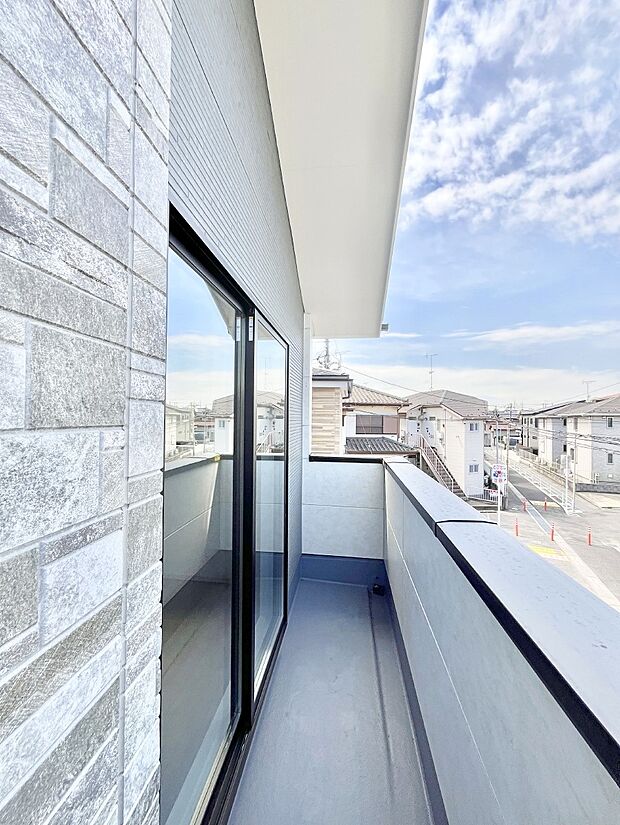 【バルコニー】◆1号棟◆~Balcony~ 大きな空に囲まれた気持ちのいい家。バルコニーを覗くだけで圧倒的な開放感に包まれます。バルコニーは陽がさしこみお布団や洗濯物を気持ちよく干すことができます。