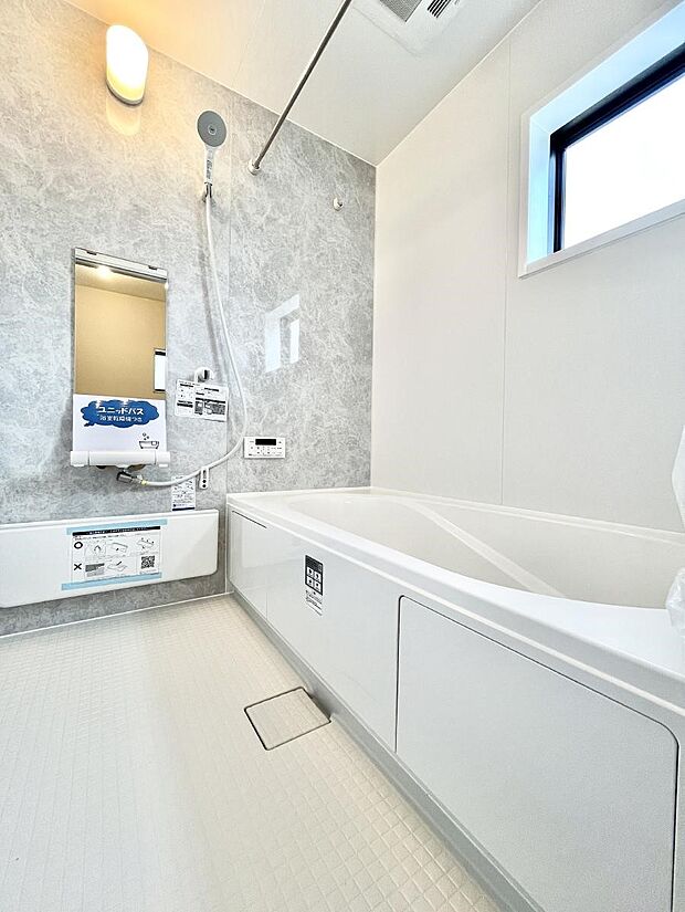 【浴室】～Bath Room～　ゆったりと足を伸ばして入浴することが可能！一日の疲れを癒す貴重なバスタイムです。お子様とご一緒でも十分な広さなので、リビングとは違った家族団欒のひと時をお楽しみいただけます。