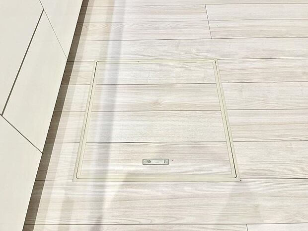 【その他設備(床下収納)】床下収納付き！日用品・非常用品の収納にも大活躍。