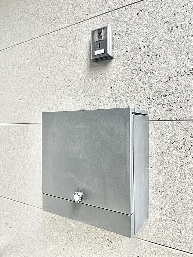 【その他現地】シンプルデザインのポスト。