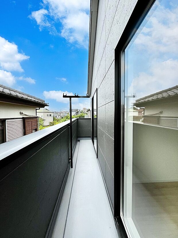 【バルコニー】～Balcony～　南向きのバルコニーの前には雲以外に太陽を遮るものがありません。お洗濯物も乾きやすく、何より明るく気持ちのいい光が入ってきます。使いやすく開放的なバルコニーです♪