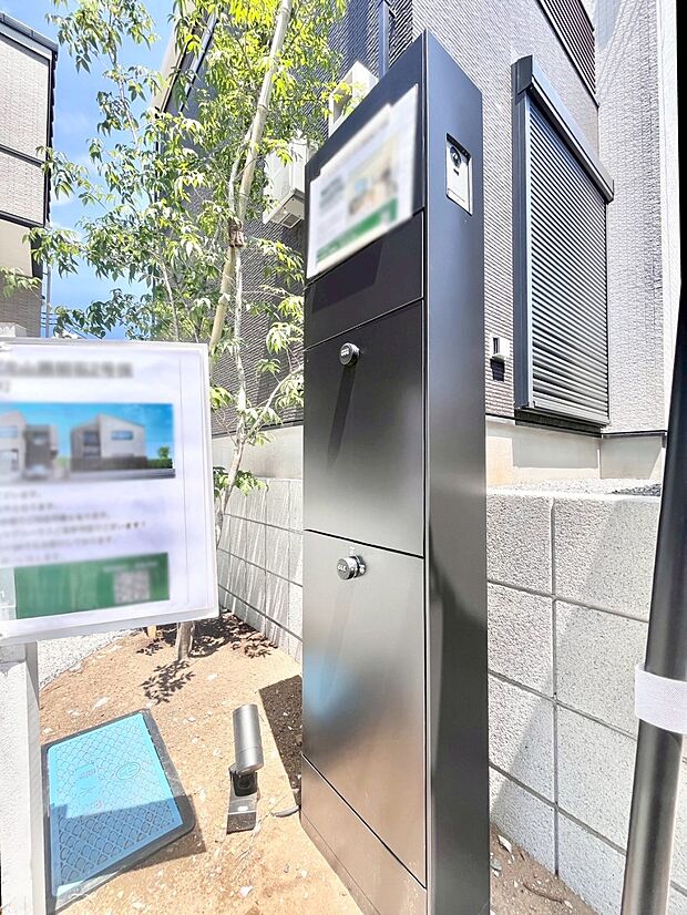 【その他現地】表札・インターホン・ポスト・宅配ＢＯＸをひとつに集約。エントランスになじむシンプルデザイン。