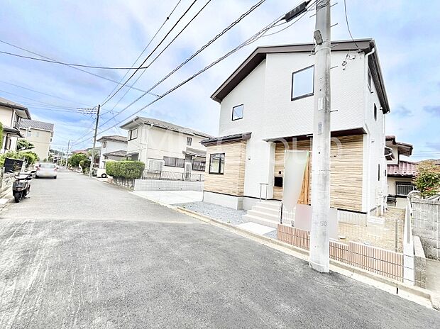 【前面道路含む現地写真】～Exterior～　前面道路は閑静な住宅地をはしる車通りの少ない道路。駐車の出し入れもらくらくです！ご不明点・現地見学のご希望は、お気軽にお問い合わせください！