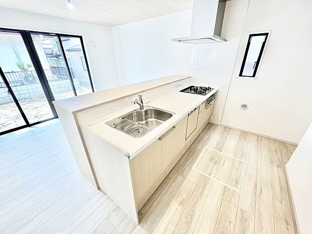 【ダイニングキッチン】～Kitchen～　自然光が入る窓のあるキッチン☆毎日使う場所だからこそ、使い勝手を考慮しました。ゆったりとしたキッチンコーナーは質感豊かな仕上がりとなっております。