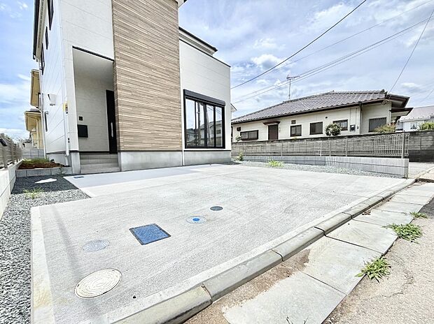 【駐車場】～Parking～　駐車場２台置けます！(車種による)自転車置き場や物置場として、お子様の遊ぶスペースとして、ゆとりある敷地だからこそ可能な多用途にご利用いただけるスペースです。