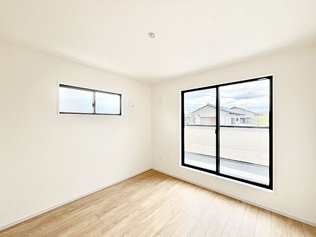 【寝室】～Bed Room～　部屋数が多いのが戸建てのメリットです。ご家族が増えたことで手狭に感じていた住まいも戸建てでは各居室プライバシーを保つことができます。住まいにゆとりが生まれ心もリラックスできます♪