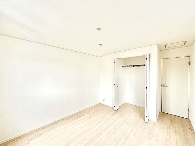 【寝室】～Bed Room～ 全居室には収納クローゼットを完備！普段使いのお洋服や小物はもちろん、季節物のお洋服などもしっかりと整理整頓おしまい頂けます。 居室空間を広く使用できますね。