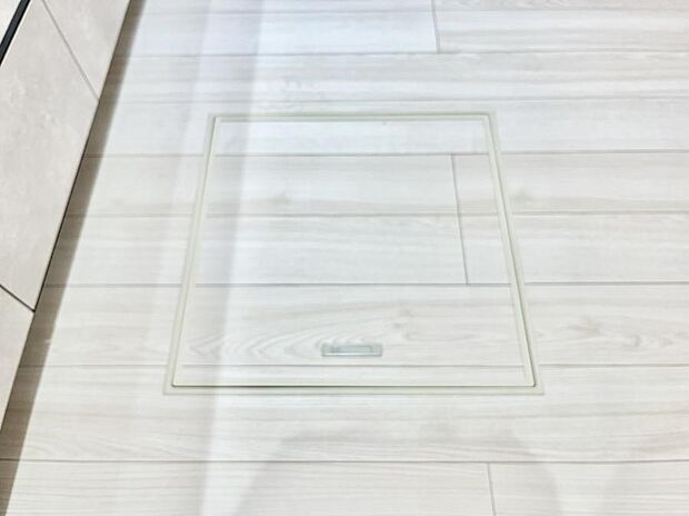 【その他設備(三面鏡裏収納)】三面鏡の裏に、化粧品や衛生用品などを収納可能。洗面台をすっきりと保ちます！