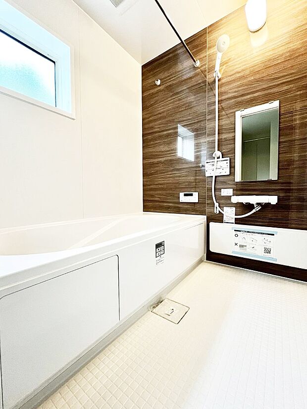 【浴室】◆３号棟◆～Bath Room～　足を伸ばして入浴することが可能！一日の疲れを癒す貴重なバスタイムです。お子様とご一緒でも十分な広さなので、リビングとは違った家族団欒のひと時をお楽しみいただけます。