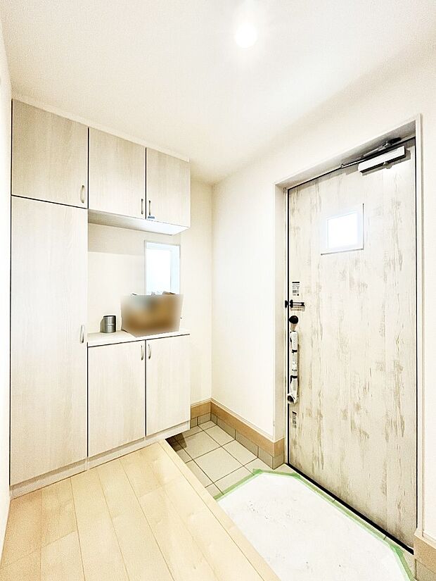 【玄関】◆３号棟◆～Entrance～　家の中でお客様を迎える最初の場所である玄関は、家の印象そのものです！豊富な玄関収納で、常に綺麗に保つことが出来ます♪玄関にはたっぷり収納の下駄箱を完備！