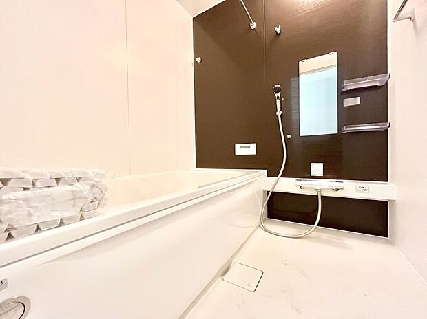 【浴室】~Bath Room~ 落ち着いた雰囲気の浴室で明日に向けてリフレッシュ。浴室乾燥機能も付いているので隣の洗濯機置き場で洗い上がった洗濯物を、雨の日も天気を気にせず乾燥させることも可能です。