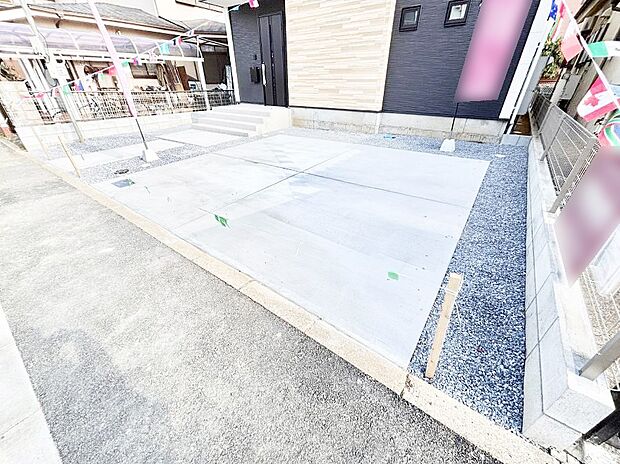 【駐車場】~Parking~ 駐車場2台置けます!(車種による)自転車置き場や物置場として、お子様の遊ぶスペースとして、ゆとりある敷地だからこそ可能な多用途にご利用いただけるスペースです。