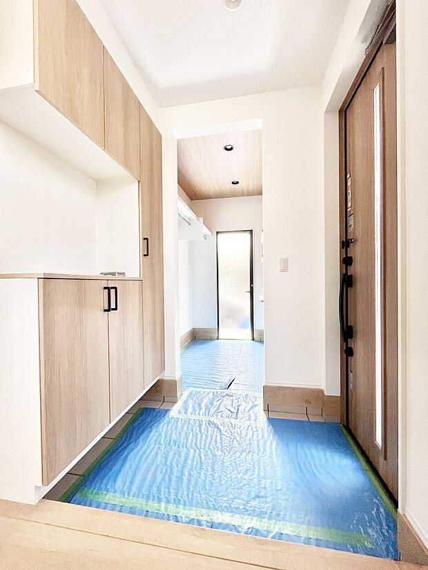 【玄関】~Entrance~ 家の中でお客様を迎える最初の場所である玄関は、家の印象そのものです!豊富な玄関収納で、常に綺麗に保つことが出来ます♪玄関にはたっぷり収納の下駄箱を完備!