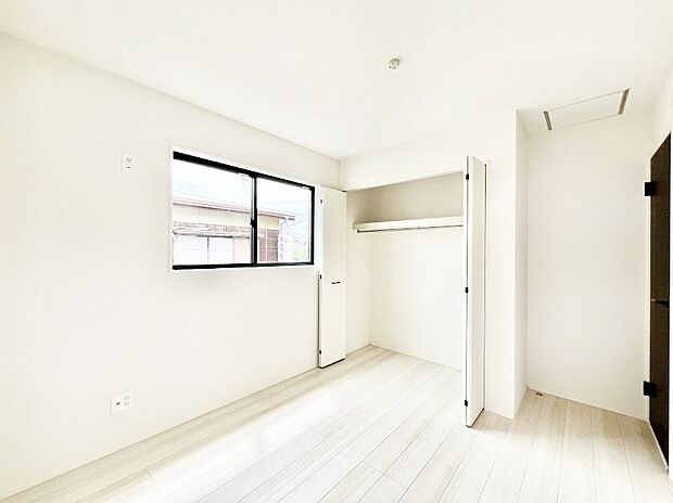 【寝室】~Bed Room~ 全居室には収納クローゼットを完備!普段使いのお洋服や小物はもちろん、季節物のお洋服などもしっかりと整理整頓おしまい頂けます。 居室空間を広く使用できますね。