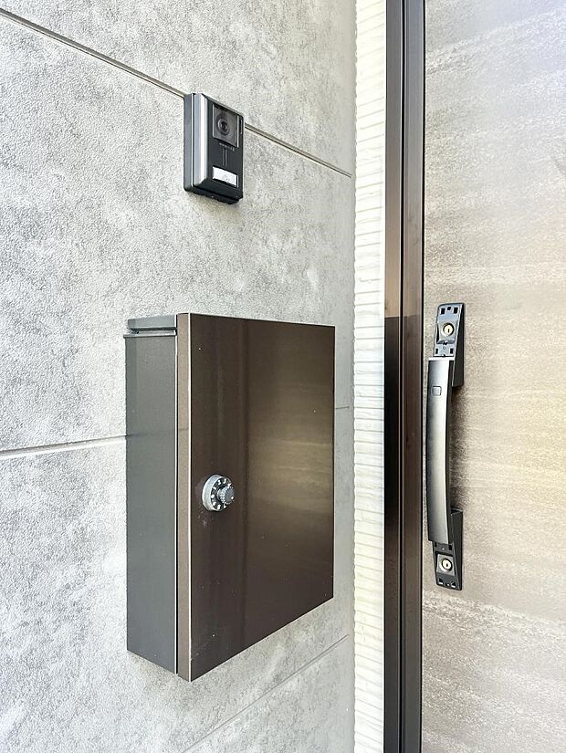 【その他現地】シンプルデザインのポスト。