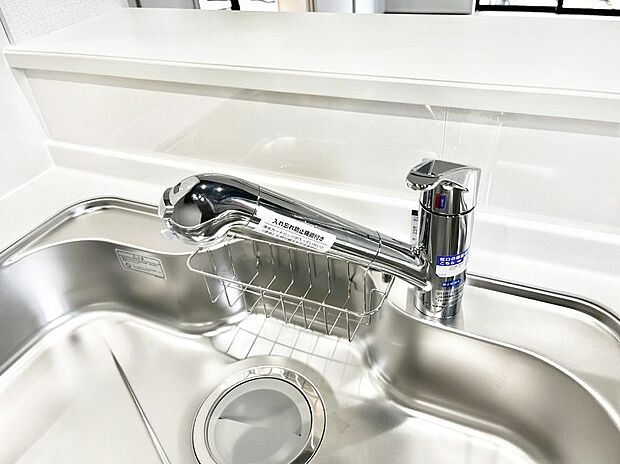 【その他設備(浄水器)】いつでも清潔なおいしいお水を。一つの水栓で水道水と浄水を使い分け。