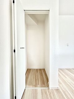 その他設備(キッチン横収納)