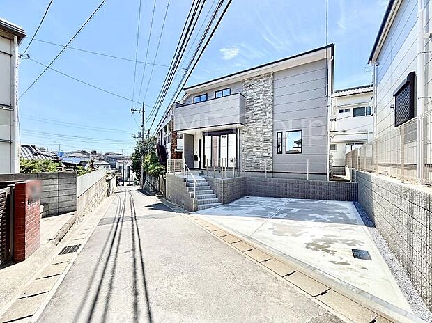 【前面道路含む現地写真】~Exterior~ 前面道路は閑静な住宅地をはしる車通りの少ない道路。駐車の出し入れもらくらくです!ご不明点・現地見学のご希望は、お気軽にお問い合わせください!