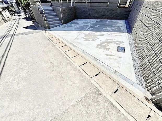 【駐車場】◆1号棟◆~Parking~ 駐車場2台置けます!(車種による)自転車置き場や物置場として、お子様の遊ぶスペースとして、ゆとりある敷地だからこそ可能な多用途にご利用いただけるスペースです。
