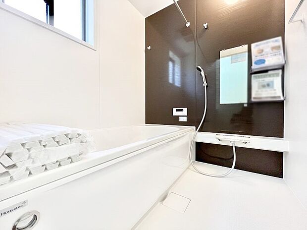【浴室】~Bath Room~ ゆったりと足を伸ばして入浴することが可能!一日の疲れを癒す貴重なバスタイムです。お子様とご一緒でも十分な広さなので、リビングとは違った家族団欒のひと時をお楽しみいただけます。