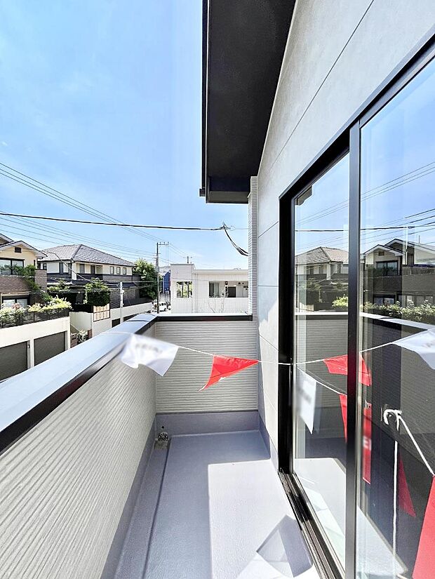 【バルコニー】◆1号棟◆~Balcony~ 大きな空に囲まれた気持ちのいい家。バルコニーを覗くだけで圧倒的な開放感に包まれます。バルコニーは陽がさしこみお布団や洗濯物を気持ちよく干すことができます。