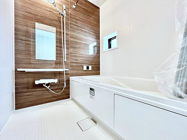 【浴室】◆A号棟◆～Bath Room～　窓付きのバスルームは、採光もあり明るく気持ちの良い空間です。窓があることで、換気環境も良好。ゆったり寛げるバスルームで、毎日のバスタイムが楽しみになりそうです。