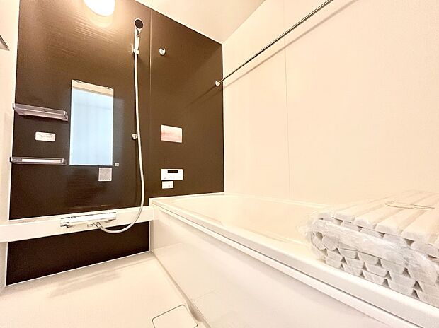 【浴室】~Bath Room~ 落ち着いた雰囲気の浴室で明日に向けてリフレッシュ。浴室乾燥機能も付いているので隣の洗濯機置き場で洗い上がった洗濯物を、雨の日も天気を気にせず乾燥させることも可能です。