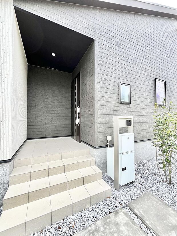 【玄関】~Entrance~ 玄関は、お客さんをお迎えする場であり、家族が出入りする場でもあるので「おうちの顔」とも呼ばれる重要な場所!すっきりと明るく、いつでもお客様をお出迎えできるような設計をしました!